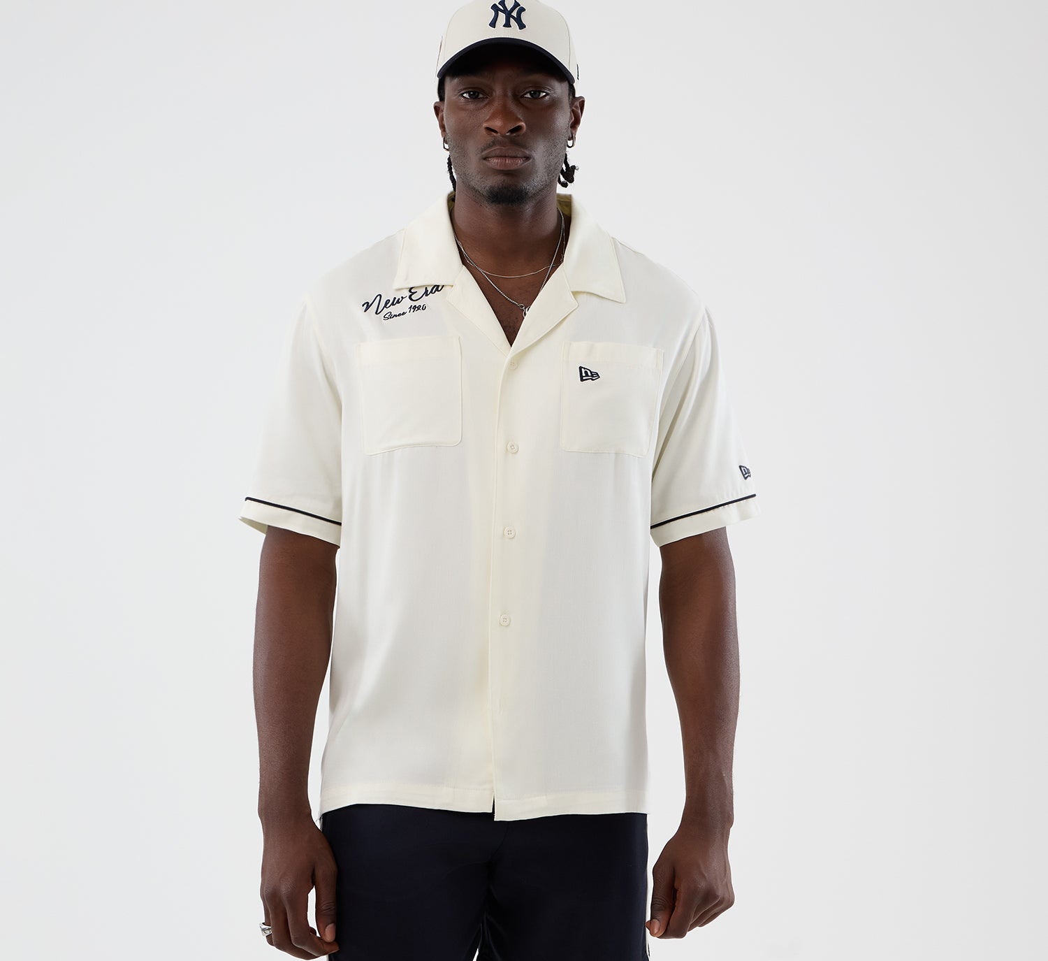 Off-white New Era T-shirt med grafisk design og logo, afslappet og komfortabel t-shirt til hverdag.