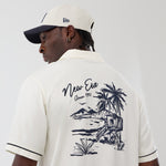 Off-white New Era T-shirt med grafisk Revere-logo og komfortabel pasform, synlig på billedet.