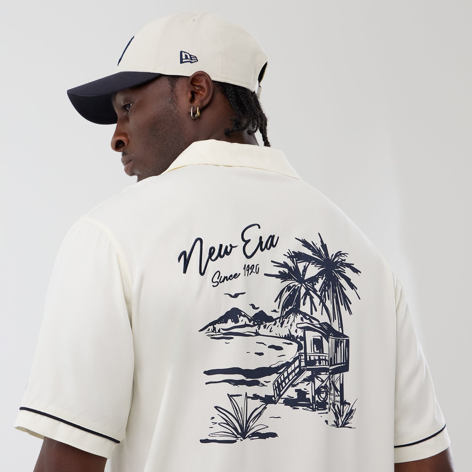Off-white New Era T-shirt med grafisk Revere-logo og komfortabel pasform, synlig på billedet.