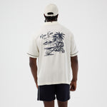 Off-white New Era T-shirt med grafisk design og New Era logo, afslappet og stilfuldt til hverdag.