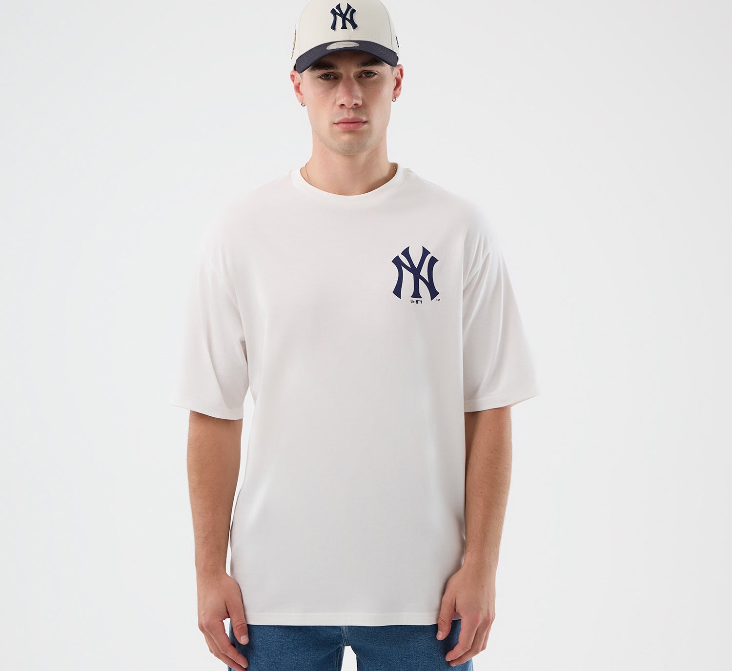 Hvid New Era MLB T-shirt med stort Yankees-graphics, afslappet oversized pasform, casual sportstil.