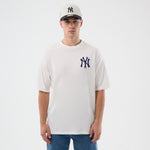Hvid New Era MLB T-shirt med stort Yankees-graphics, afslappet oversized pasform, casual sportstil.