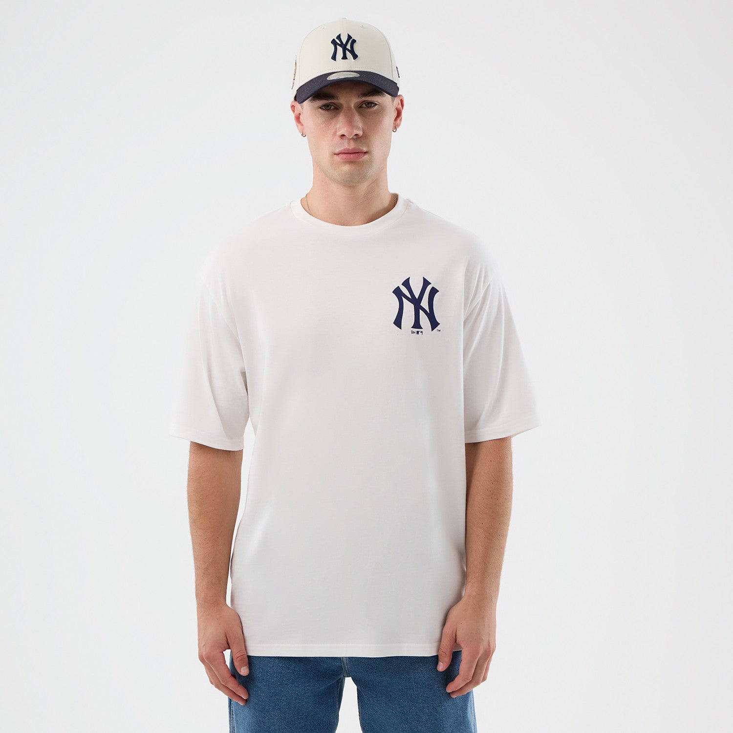 Hvid New Era MLB T-shirt med stort Yankees-graphics, afslappet oversized pasform, casual sportstil.