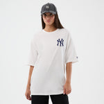 Hvid New Era MLB kasket grafik oversize T-shirt med New York Yankees logo foran, afslappet og stilfuld tøjstil.