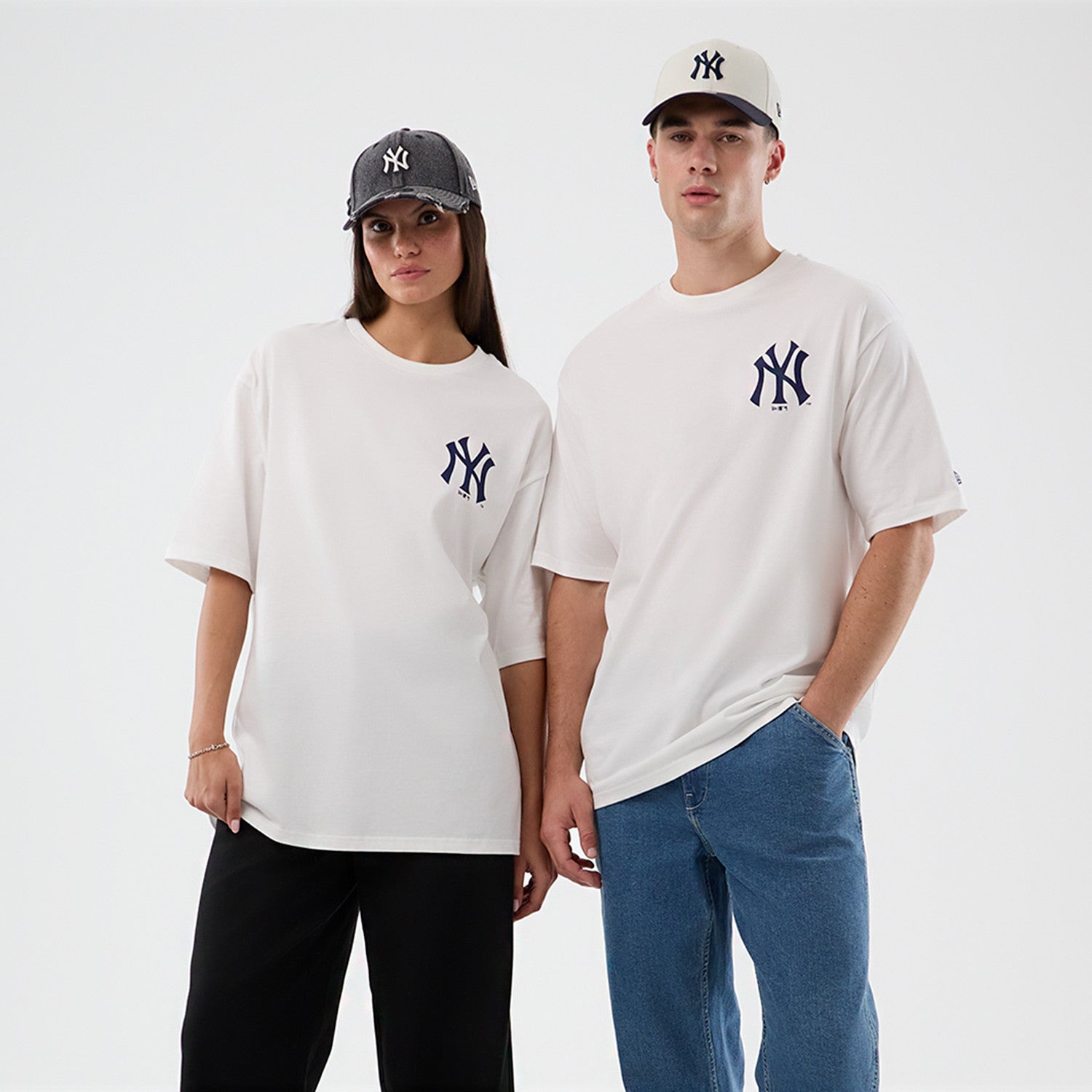 Hvid New Era MLB T-shirt med stor Yankees grafik, afslappet oversize pasform og sportsligt design.