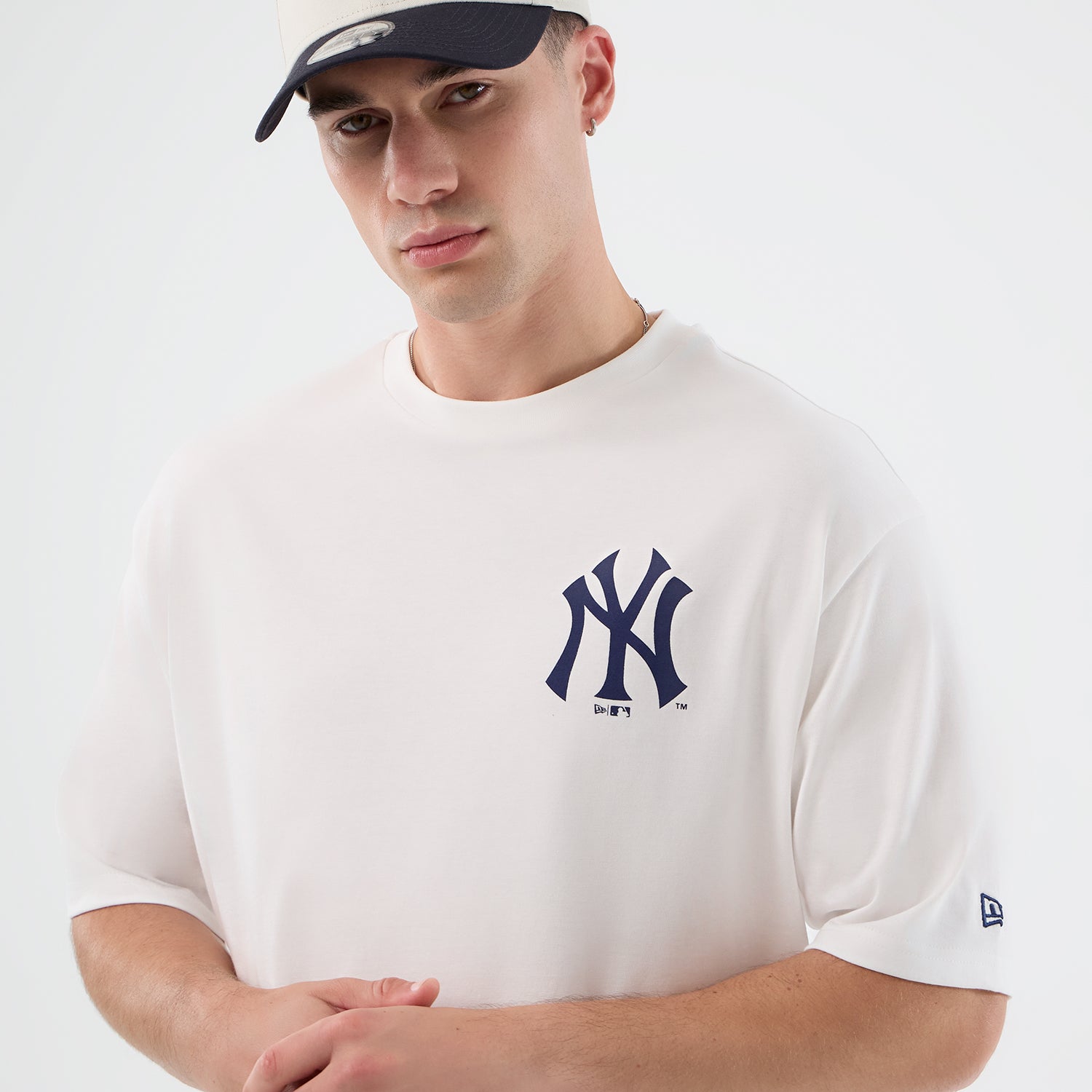 Hvid New Era MLB T-shirt med stort Yankees-graphics, afslappet oversize pasform og blødt bomuldsstof.