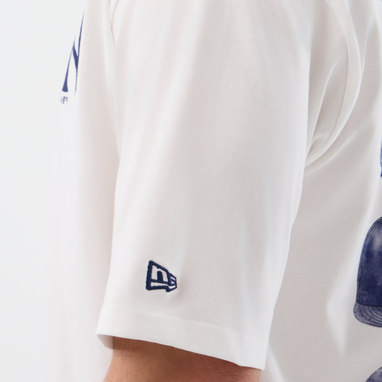 Hvid New Era MLB T-shirt med stor Yankees grafik og oversize pasform, vises i billede 60856148_5.jpg