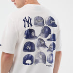 Hvid New Era MLB grafisk oversize T-shirt med New York Yankees logo foran, afslappet og moderne til sport og fritid.