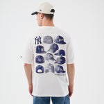 Hvid New Era MLB-cap grafisk T-shirt med oversized pasform og Yankees-logo, detaljeret visning af design og stoffets tekstur.