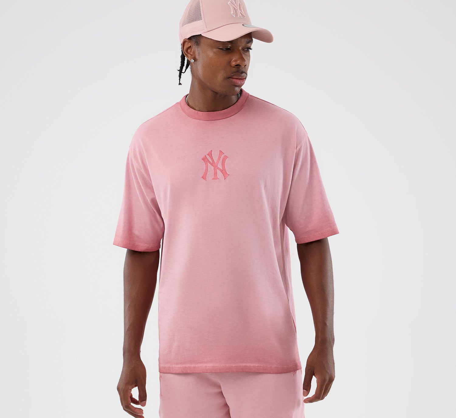 Pink New Era MLB T-shirt med logo til New York Yankees, blød bomuldsfunktion og casual sportstil.