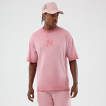Pink New Era MLB T-shirt med logo til New York Yankees, blød bomuldsfunktion og casual sportstil.