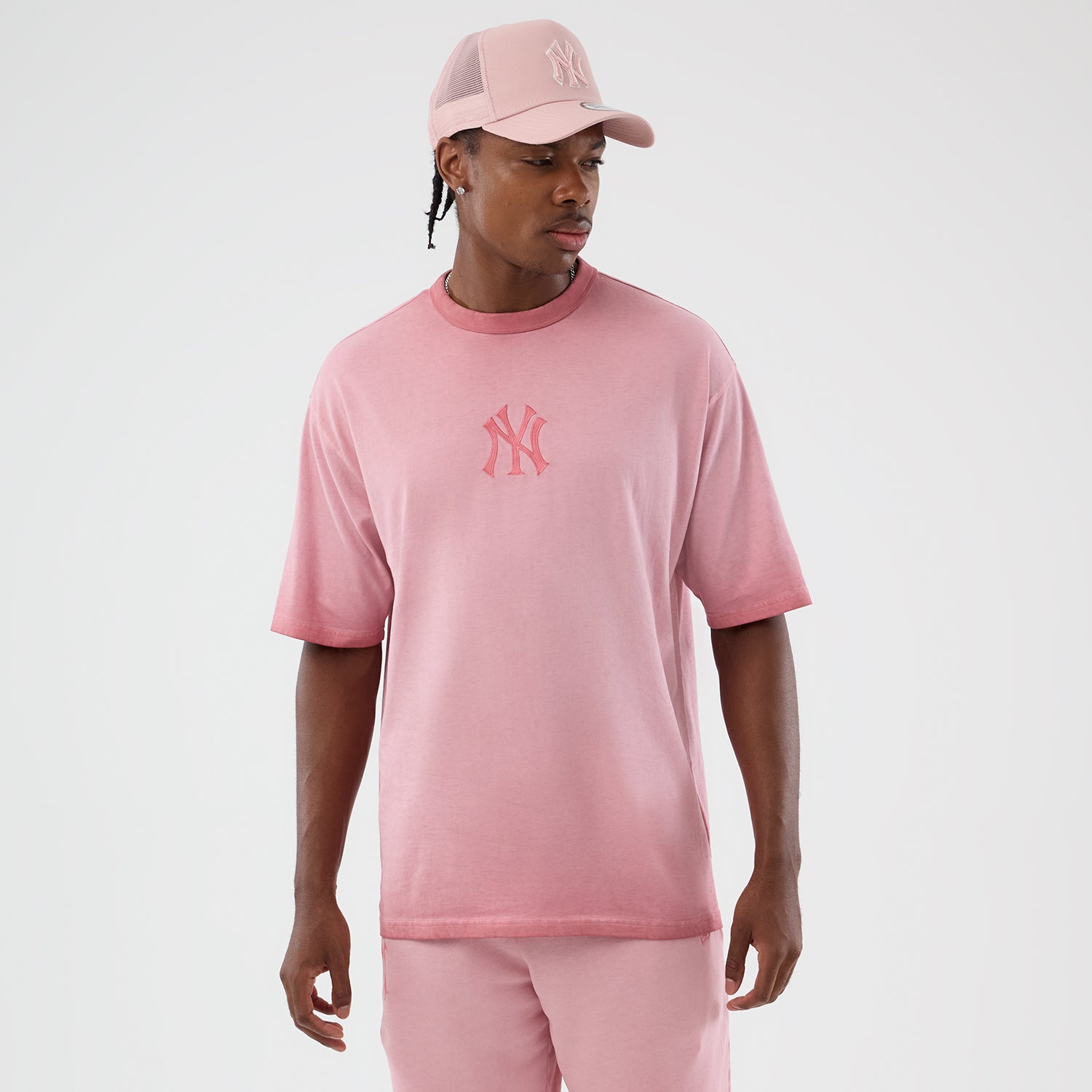 Pink New Era MLB T-shirt med logo til New York Yankees, blød bomuldsfunktion og casual sportstil.