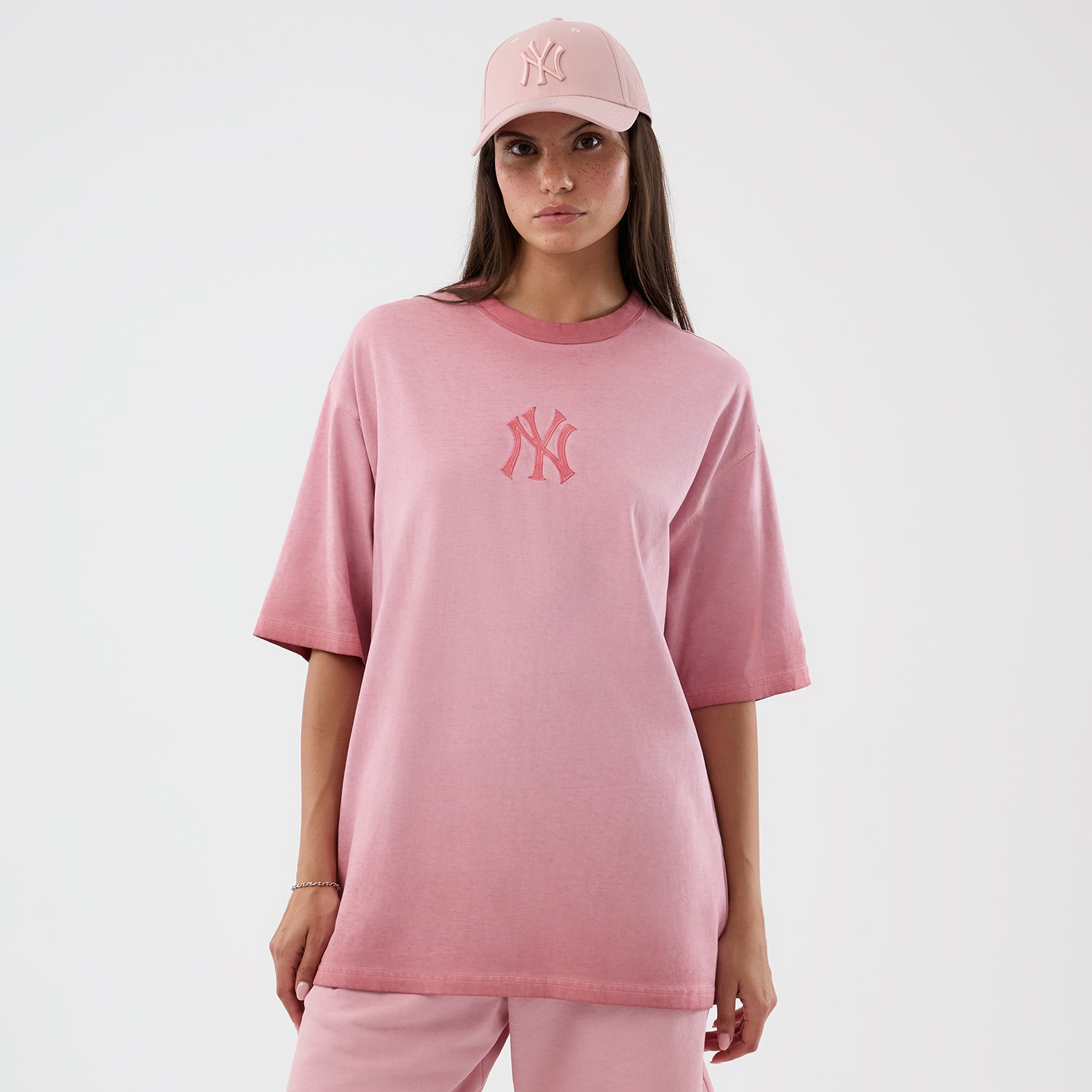 Lyserød New Era MLB Washed Logo T-shirt med Yankees logo, blød bomuld, afslappet pasform, perfekt til fans af baseball og sport.