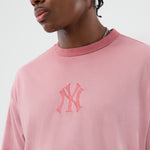 Pink New Era MLB Yankees logo T-shirt med vaskede detaljer, afslappet sportsstil, synlig logo foran.