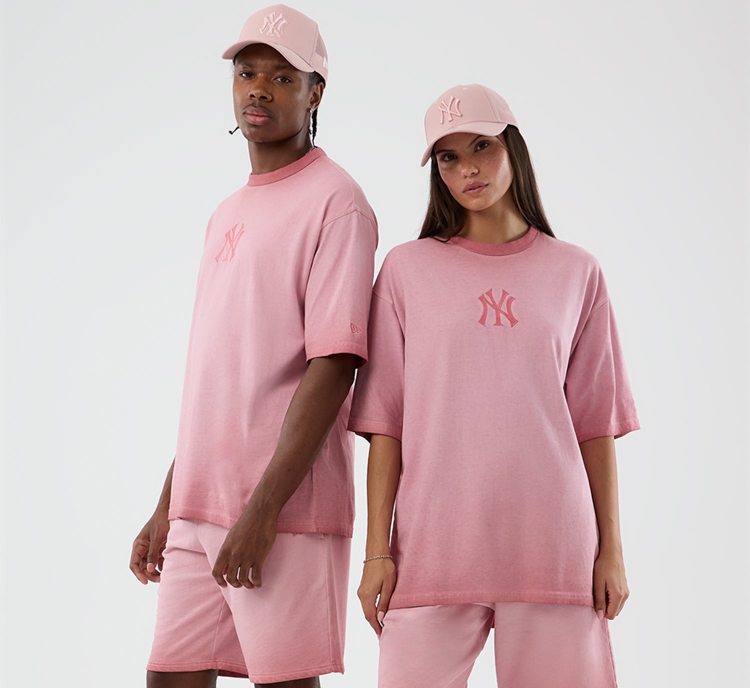 Pink New Era MLB New York Yankees T-shirt med logo, afslappet og stilfuld, vises i dette billede.