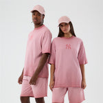 Pink New Era MLB New York Yankees T-shirt med logo, afslappet og stilfuld, vises i dette billede.