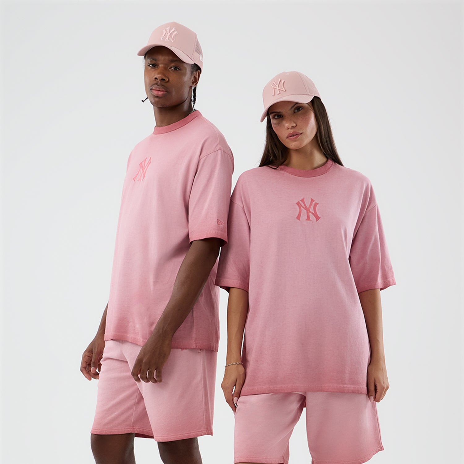 Pink New Era MLB New York Yankees T-shirt med logo, afslappet og stilfuld, vises i dette billede.