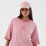 Rosa New Era MLB Washed Logo T-shirt med New York Yankees logo, blød bomuld, afslappet stil.