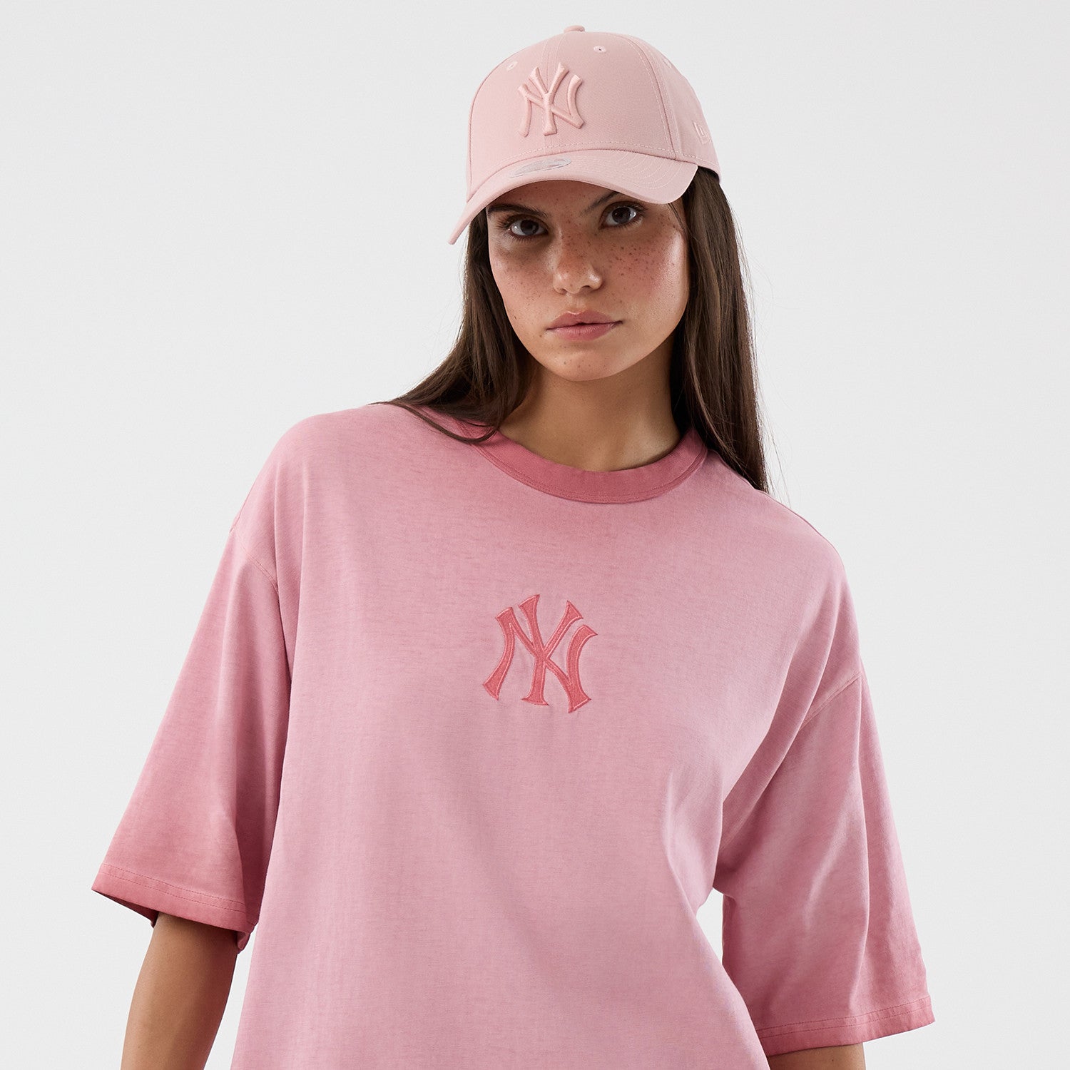Rosa New Era MLB Washed Logo T-shirt med New York Yankees logo, blød bomuld, afslappet stil.
