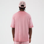 Pink New Era MLB Washed Logo T-shirt med Yankees logo, afslappet sportswear til fans af baseball og New York Yankees.