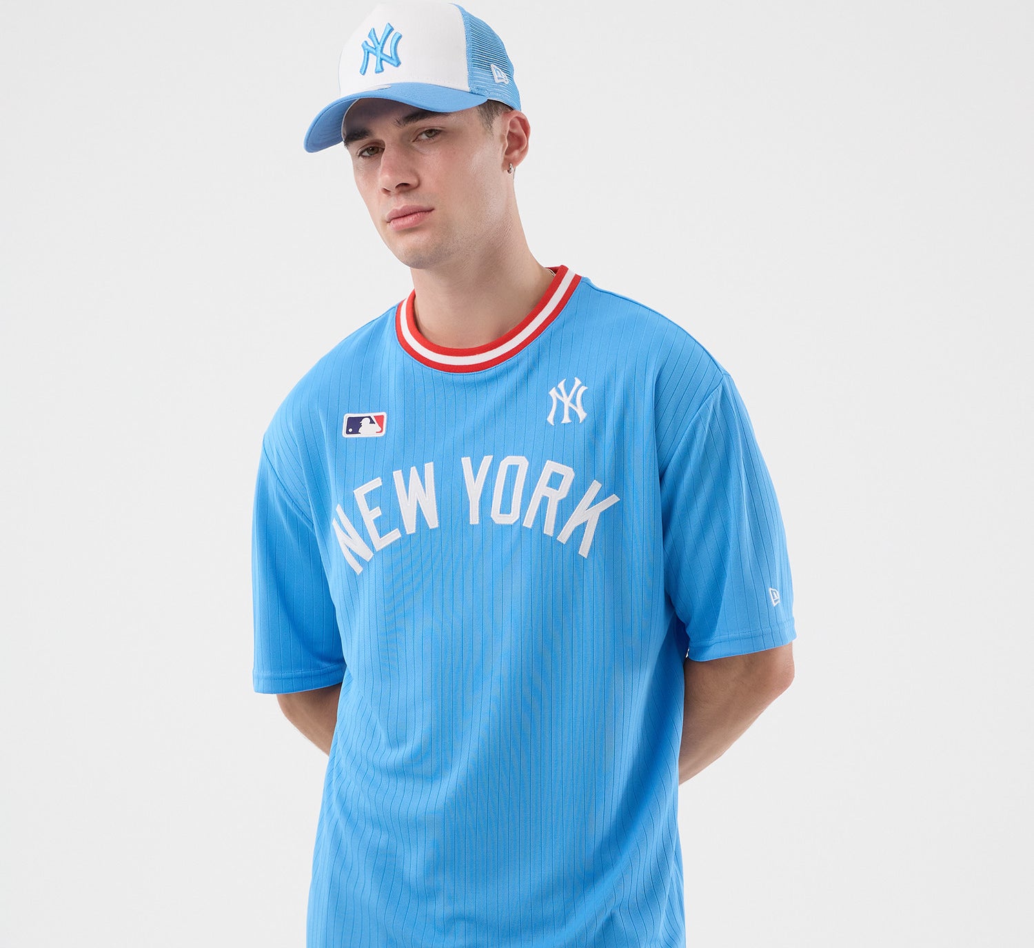 Blå New Era MLB ARCH Oversize T-shirt med New York Yankees logo og grafisk design foran.