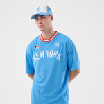 Blå New Era MLB ARCH Oversize T-shirt med New York Yankees logo og grafisk design foran.