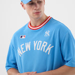 Bla New Era MLB ARCH Oversize T-shirt med New York Yankees logo, blødt bomuldsstof og afslappet pasform.