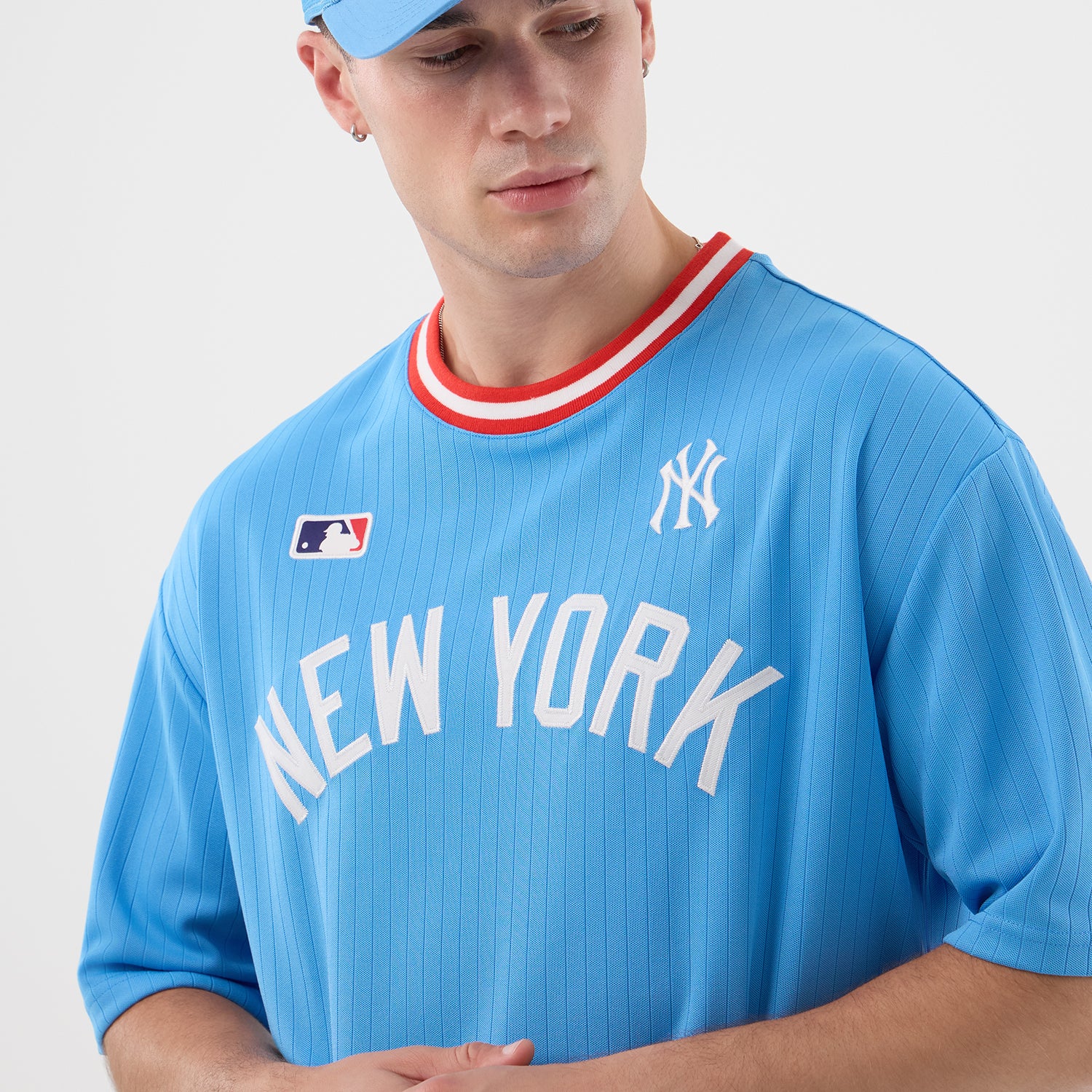 Bla New Era MLB ARCH Oversize T-shirt med New York Yankees logo, blødt bomuldsstof og afslappet pasform.