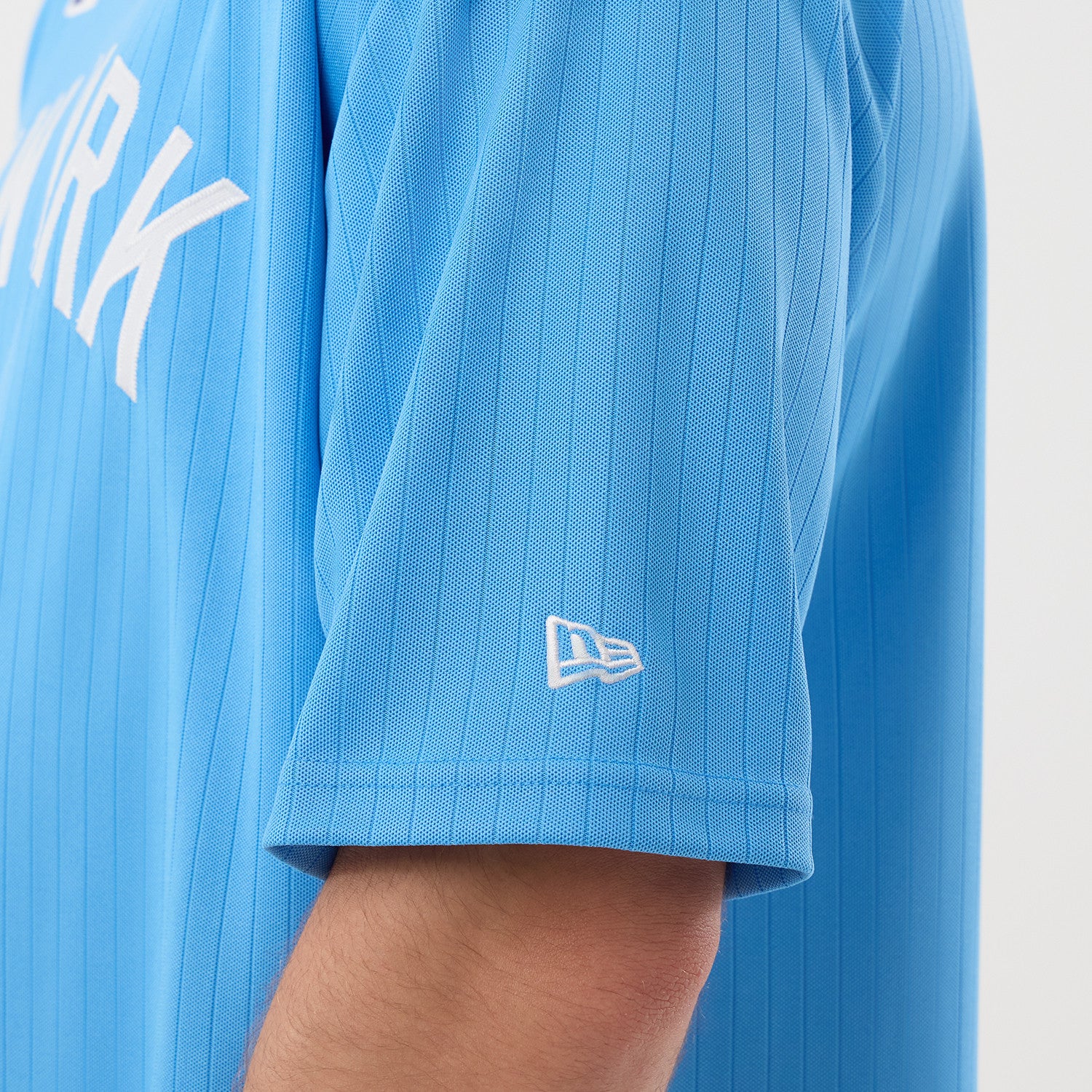 Blå New Era MLB ARCH oversize T-shirt med New York Yankees logo og grafisk design.