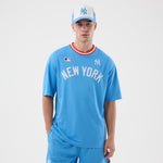 Blå New Era MLB ARCH Oversize T-shirt med New York Yankees logo, afslappet og komfortabelt sportstøj.