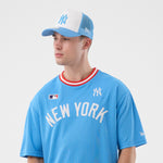 Blå New Era MLB ARCH oversize T-shirt med New York Yankees logo, afslappet og stilfuld til fans af baseball.