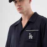 Navy New Era MLB Graphic Revere T-shirt med Los Angeles Dodgers logo, komfortabel og stilfuld baseball-inspireret T-shirt