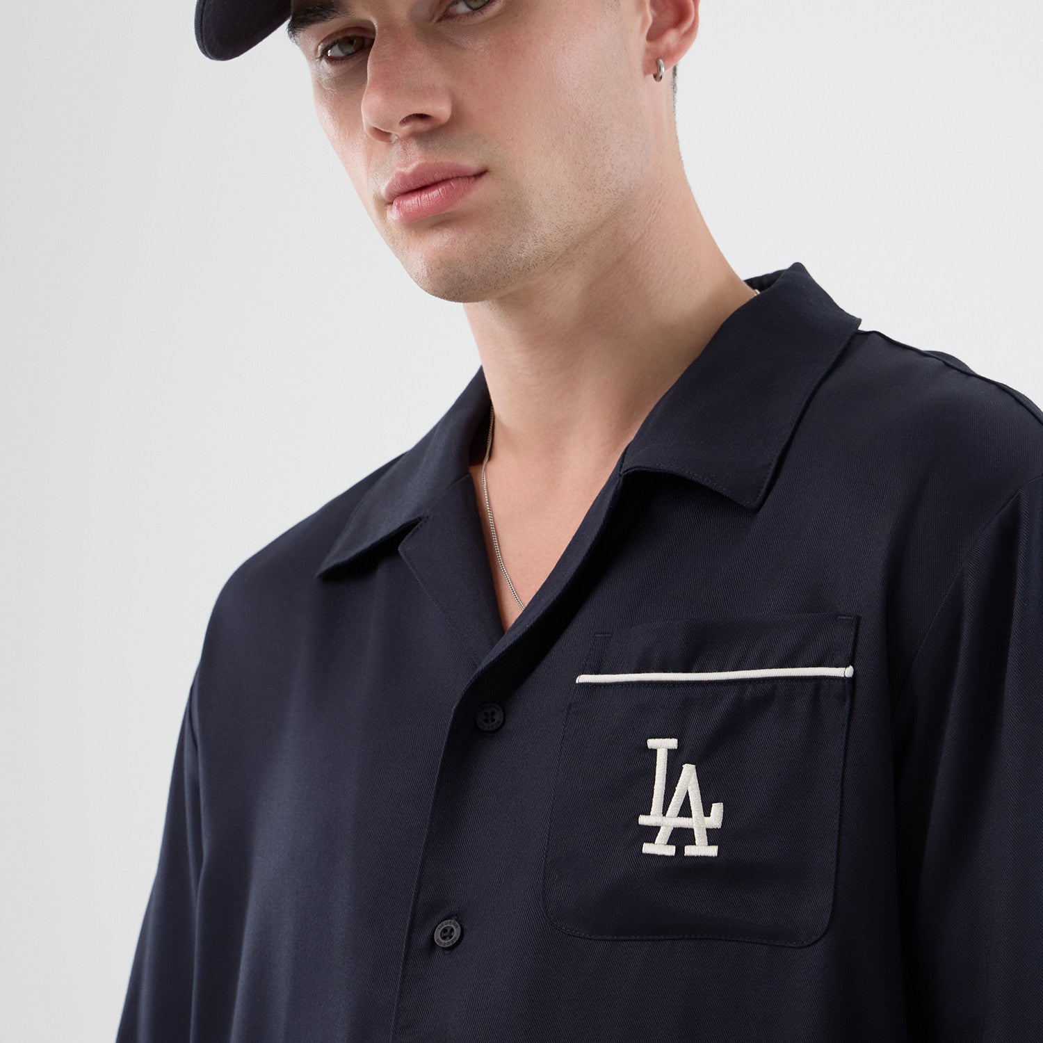 Navy New Era MLB Graphic Revere T-shirt med Los Angeles Dodgers logo, komfortabel og stilfuld baseball-inspireret T-shirt