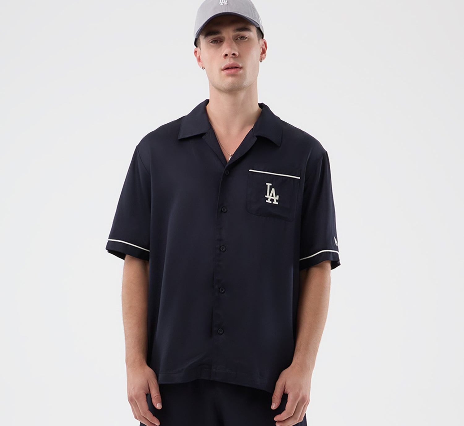 Navy New Era MLB Graphic Revere T-shirt med Los Angeles Dodgers logo og sportligt design.