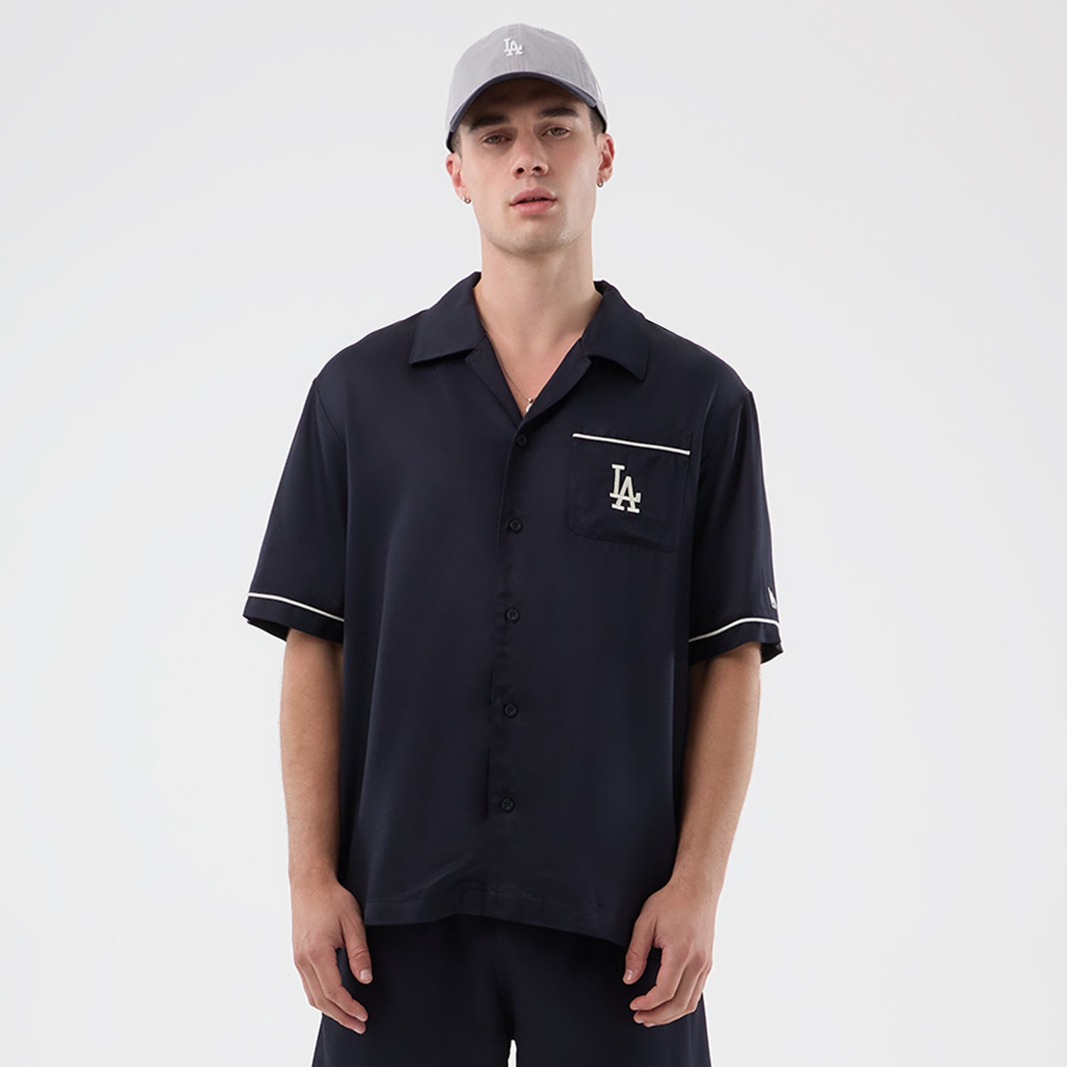 Navy New Era MLB Graphic Revere T-shirt med Los Angeles Dodgers logo og sportligt design.