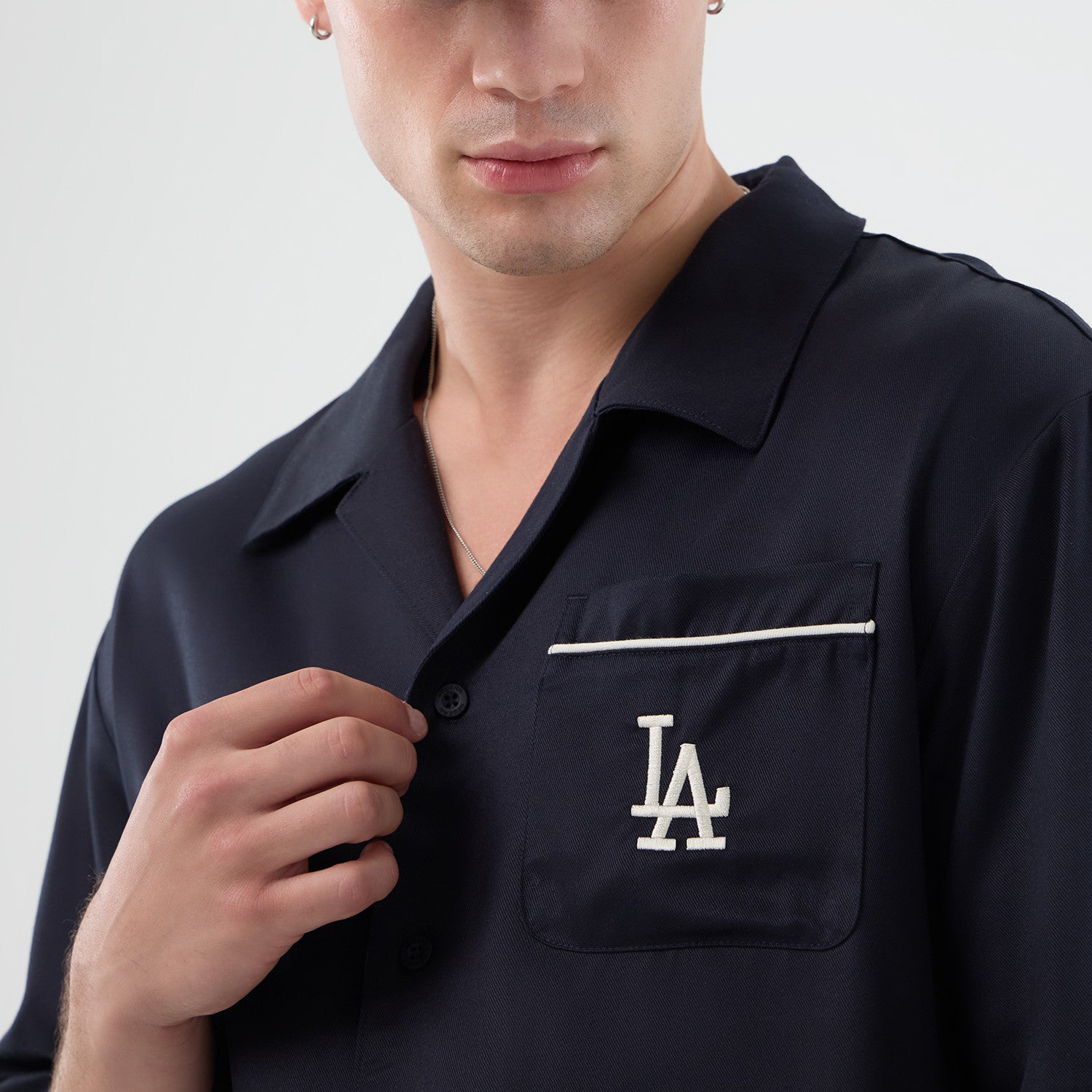 Navy New Era MLB Graphic Revere T-shirt med Los Angeles Dodgers logo og baseball-design.