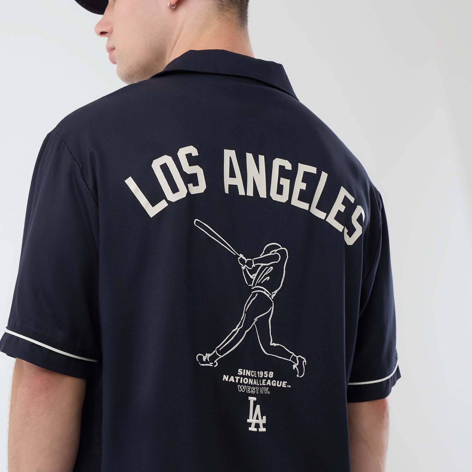 Navy New Era MLB Graphic Revere T-shirt med Los Angeles Dodgers logo og baseball-design, afslappet og stilfuldt sportswear.