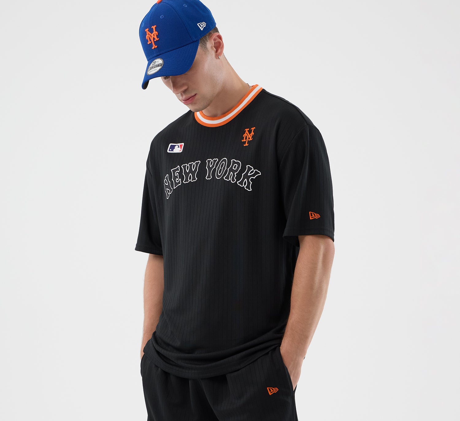 Sort oversized New Era MLB ARCH T-shirt med New York Mets logo, afslappet tøj til baseballfans.