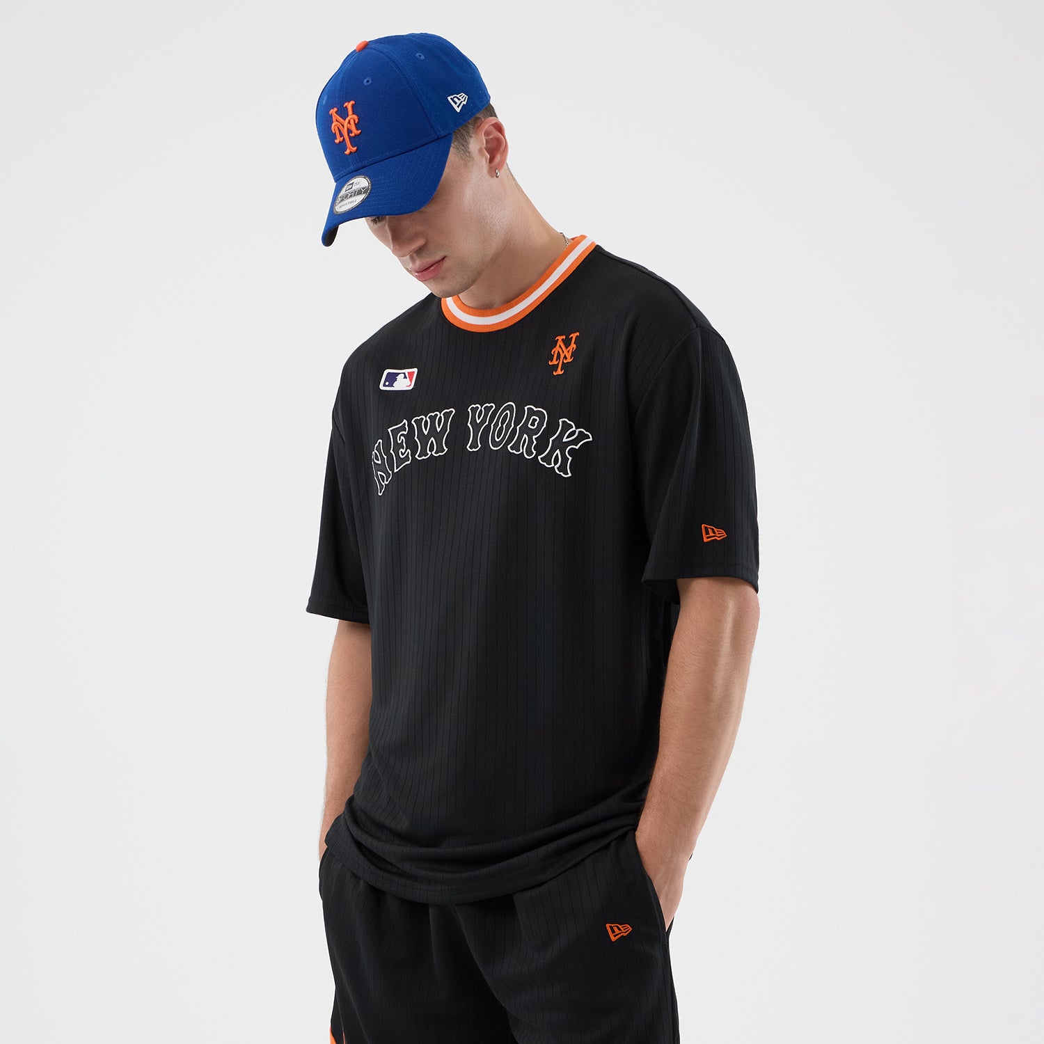 Sort oversized New Era MLB ARCH T-shirt med New York Mets logo, afslappet tøj til baseballfans.