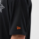 Sort New Era MLB ARCH oversize T-shirt med Mets-logo og grafiske detaljer, komfortabelt og stilfuldt til fans.