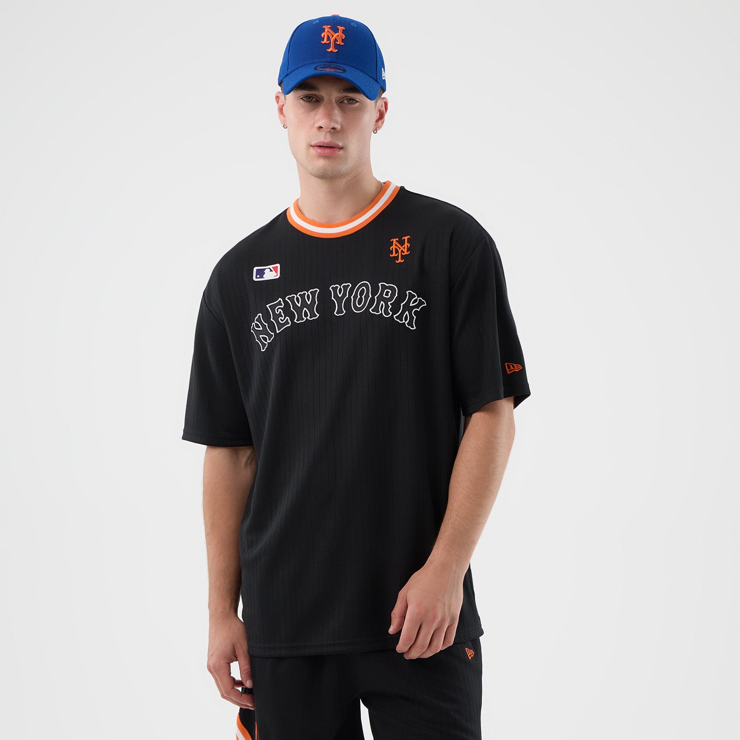 Sort New Era MLB ARCH oversize T-shirt med New York Mets logo, komfortabelt casual sportstøj.