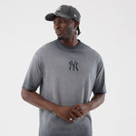 Sort New Era MLB Washed Logo T-shirt med Yankees logo og afslappet pasform, vises på billedet.