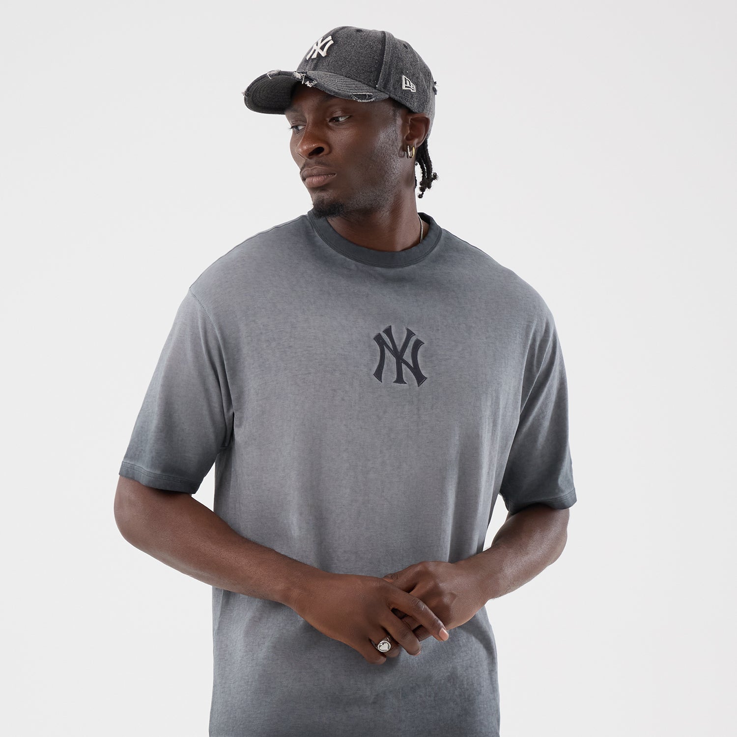 Sort New Era MLB Washed Logo T-shirt med Yankees logo og afslappet pasform, vises på billedet.