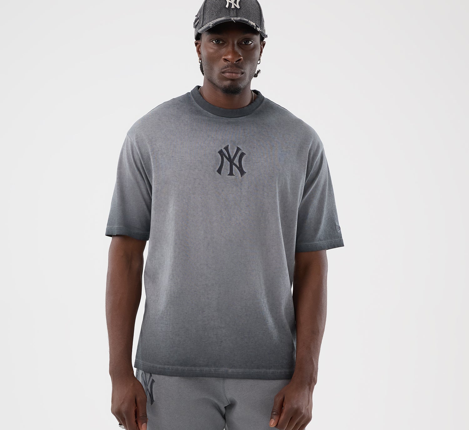 Sort New Era MLB Washed Logo T-shirt med Yankees-logo, afslappet design og blødt bomuldsstof, vises i billedet.