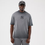 Sort New Era MLB Washed Logo T-shirt med Yankees-logo, afslappet design og blødt bomuldsstof, vises i billedet.