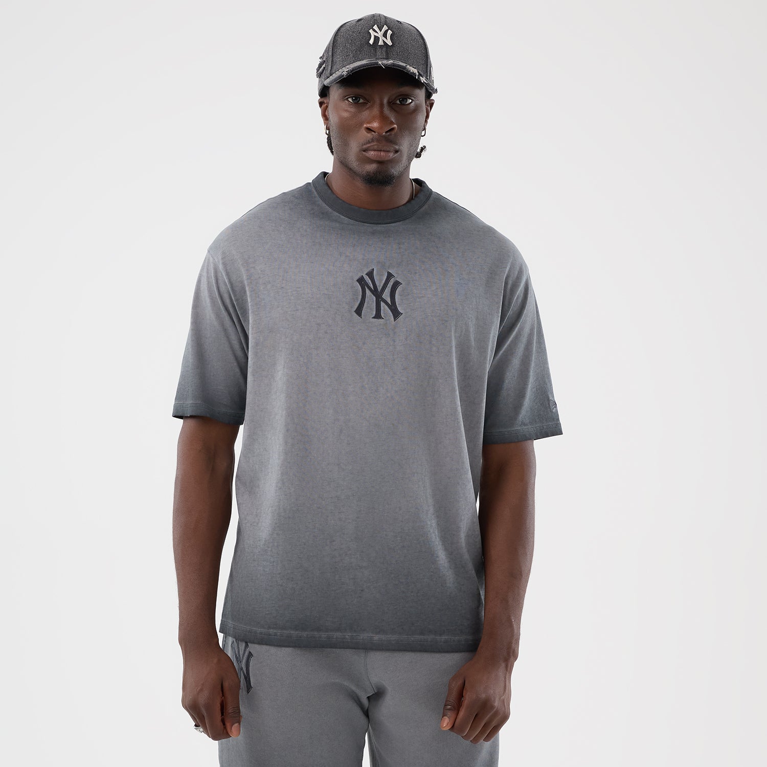 Sort New Era MLB Washed Logo T-shirt med Yankees-logo, afslappet design og blødt bomuldsstof, vises i billedet.