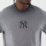 Sort New Era MLB Washed Logo T-shirt med Yankees logo og afslappet stil, synlig på billedet.