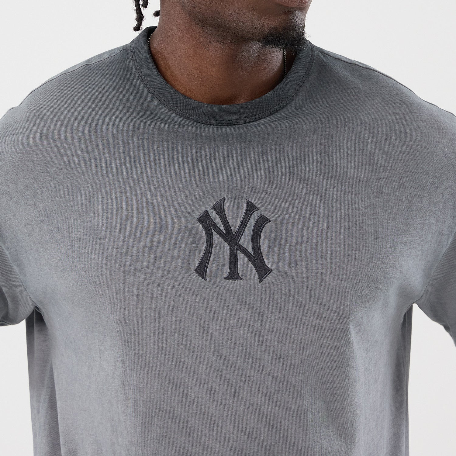 Sort New Era MLB Washed Logo T-shirt med Yankees logo og afslappet stil, synlig på billedet.