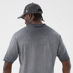 Sort New Era MLB Washed Logo T-shirt med Yankees logo, afslappet stil, synlig på billedet.