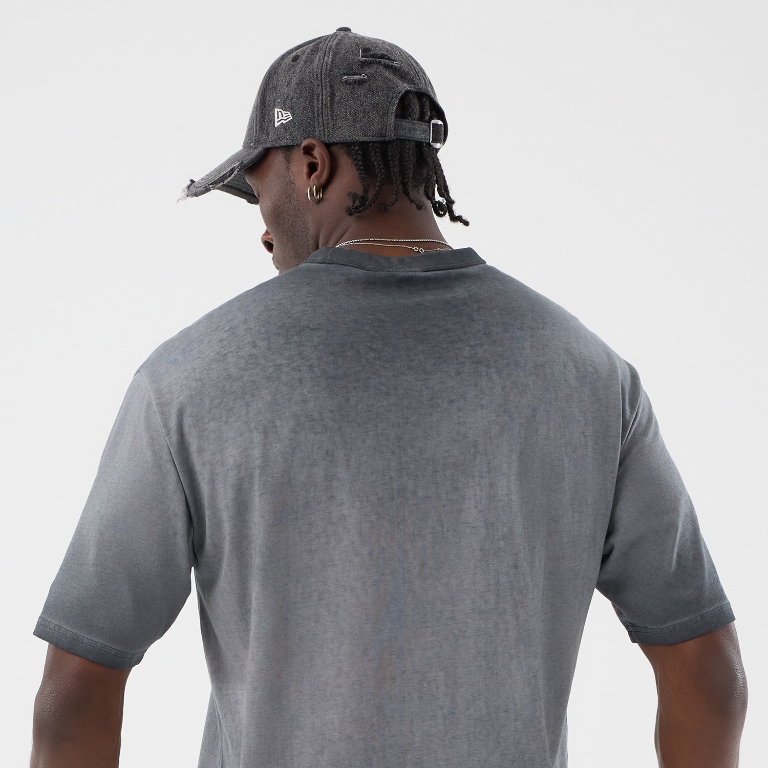 Sort New Era MLB Washed Logo T-shirt med Yankees logo, afslappet stil, synlig på billedet.